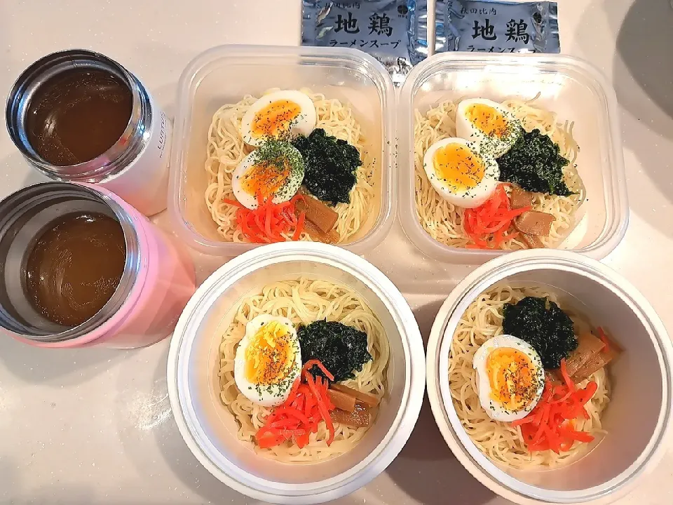 高３娘と中２息子の昼弁・比内地鶏の塩ラーメン
高３二人の塾弁・昼と同じ|Sacchinさん