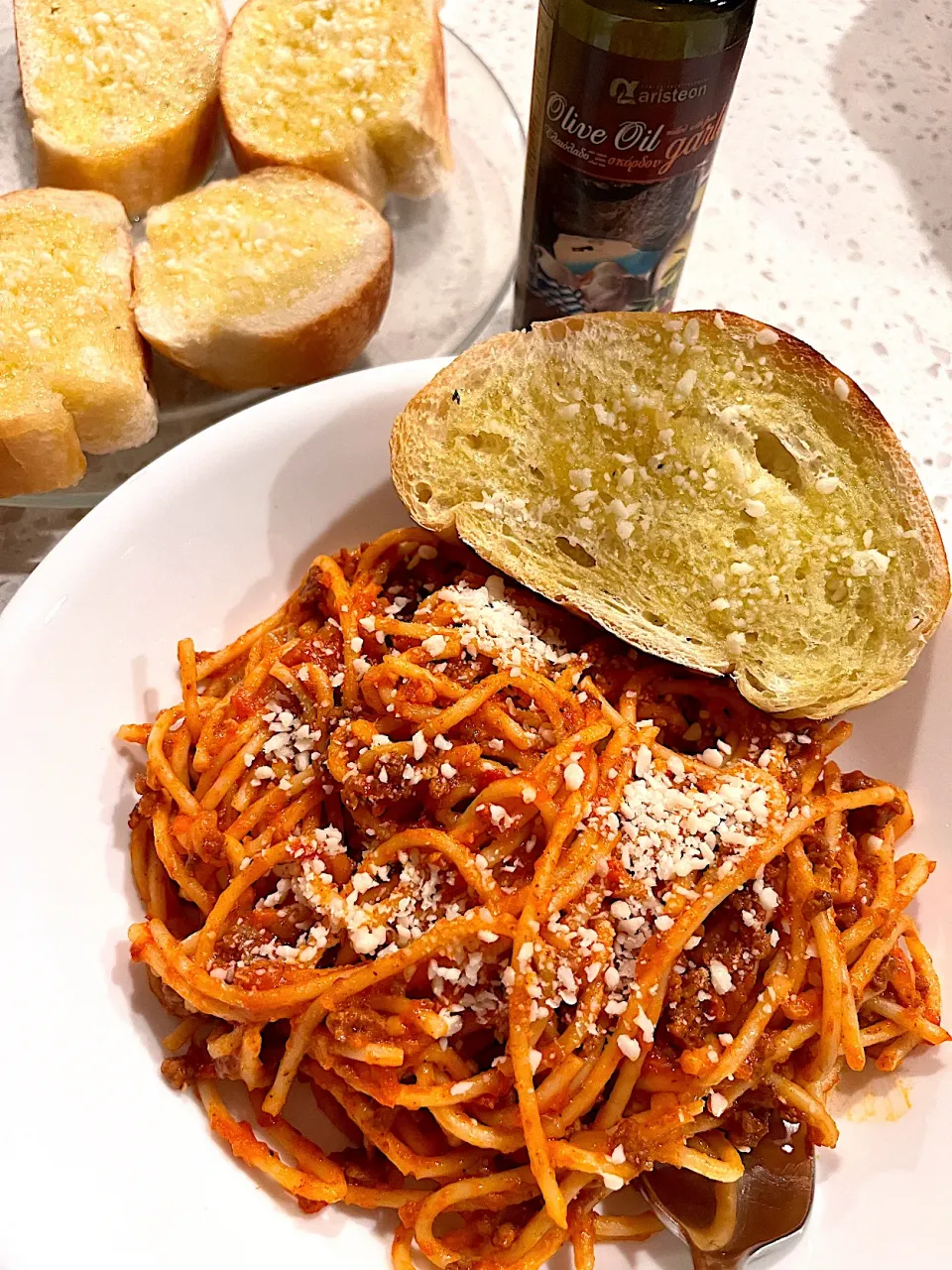 Snapdishの料理写真:Spaghetti and garlic bread|🌺IAnneさん