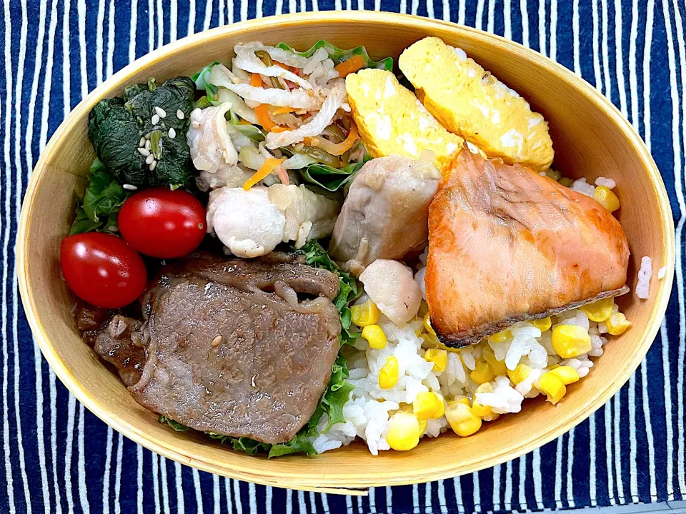 Snapdishの料理写真:焼肉、焼鮭、焼鳥、玉子焼、切干大根炒めと🌽ご飯🍱|なお🅿️さん