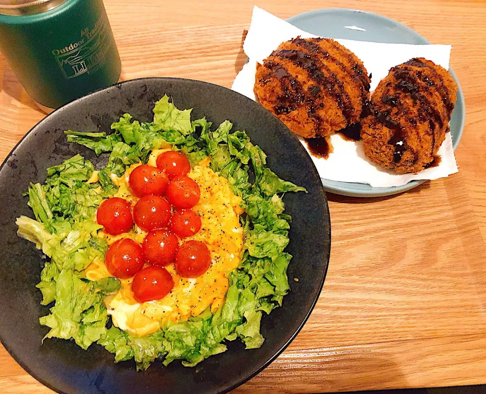 メンチカツとサラダ🥗|窓辺のれもんさん