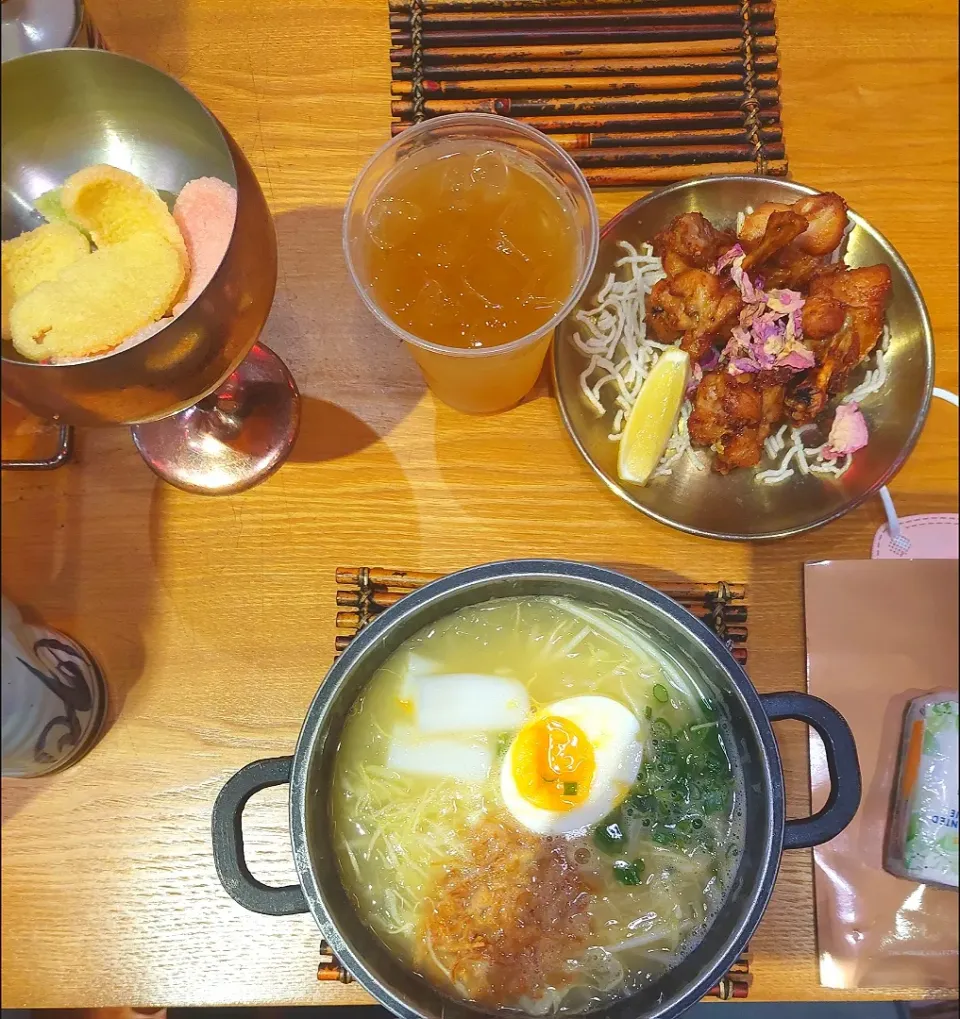 Snapdishの料理写真:炙燒玫瑰雞鎚湯粉絲
百香果烏龍茶|Sharonさん