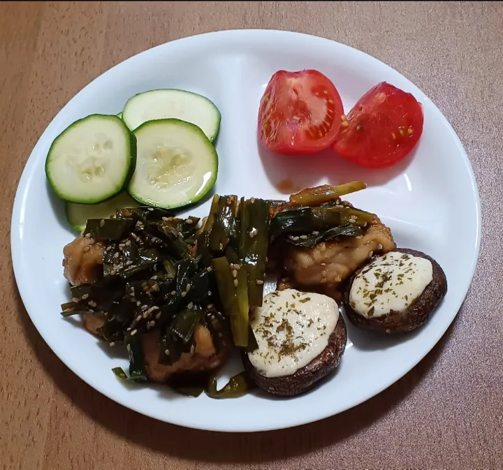 ズッキーニ
トマト
ごまニラチキン
しいたけのプロバンス風
ご飯🍚|ナナさん