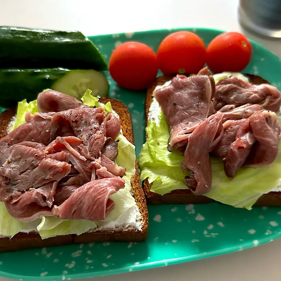 ベース食パンでオープンサンド🍞🍖|コグマ🍠さん