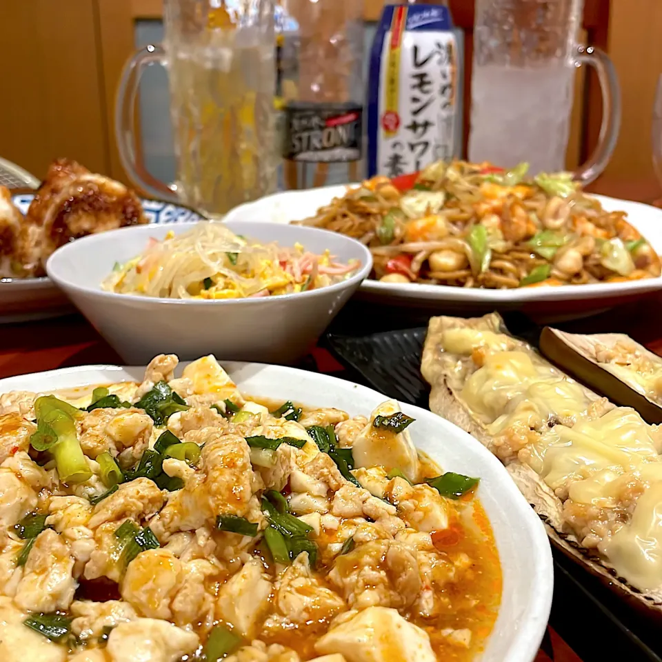 レモン麻婆豆腐　　　　　　　　　　　　　　　　山椒焼きそば　　　　　　　　　　　　　　　　　　茄子グラタン　　　　　　　　　　　　　　　　　春雨サラダ　　　　　　　　　　　　　　　　　焼きおにぎり　　　　　　　　　　　　　　　　　で今日は呑むDAY🍻|mokoさん