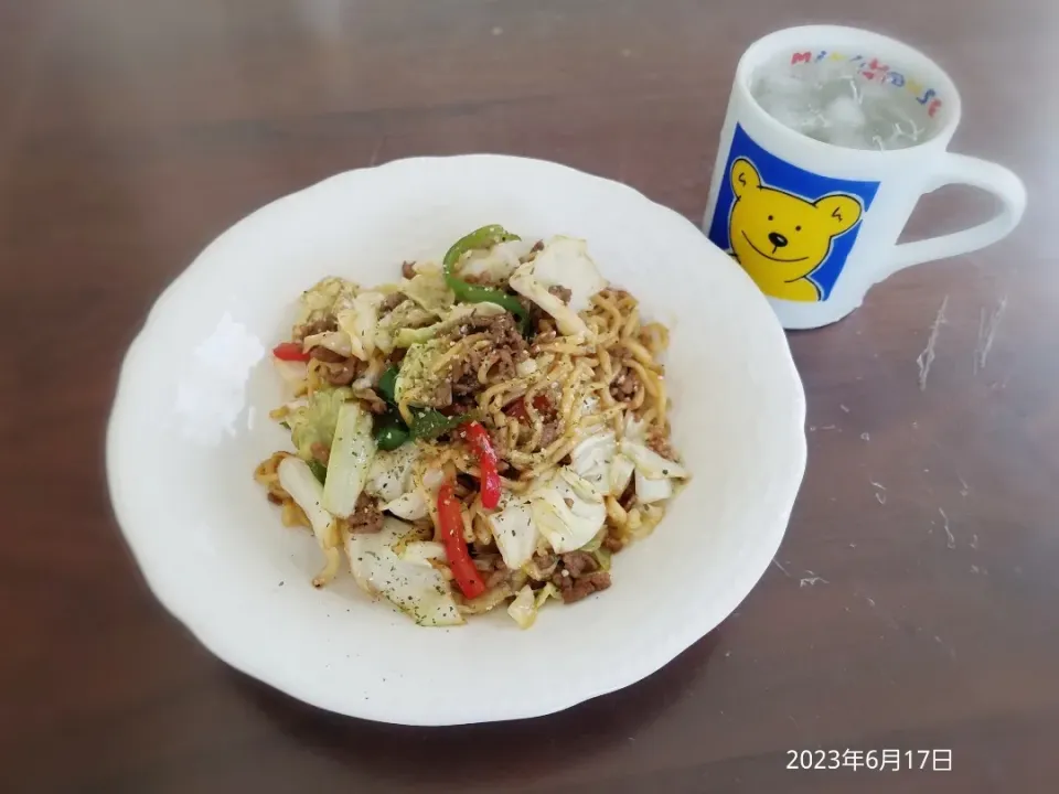 2023年6月17日の昼ご飯
スパイシー焼きそば
焼酎水割り|ソラ♂のご飯さん