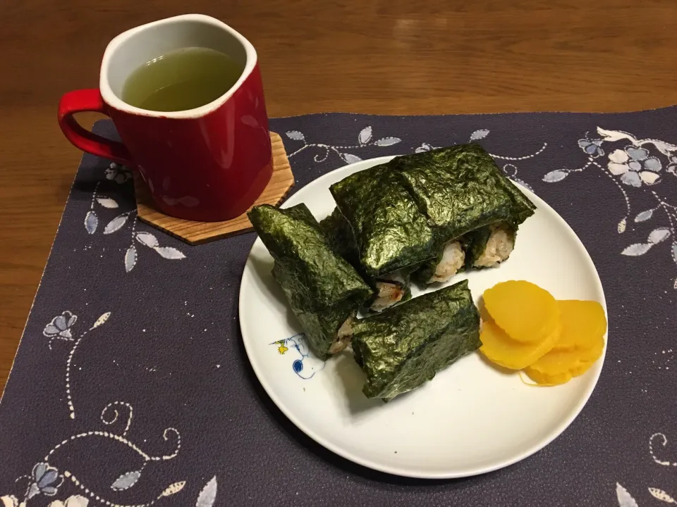 おにぎりと沢庵とお茶(朝ご飯)|enarinさん