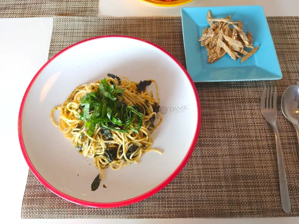 今日の昼食　海苔と卵のパスタ、ごぼうサラダ|pinknari🐰🌈さん