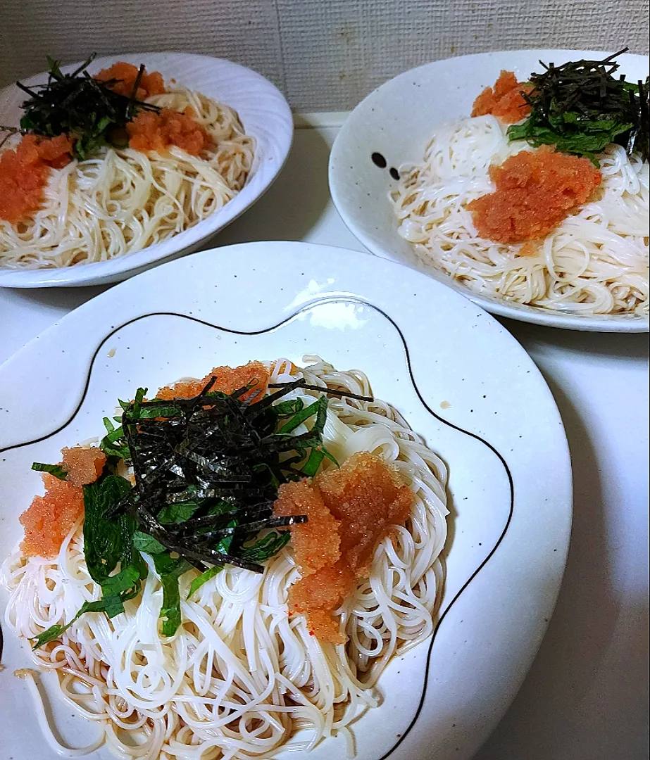 Snapdishの料理写真:今日のお昼　明太子と大葉の素麺|あかね空さん