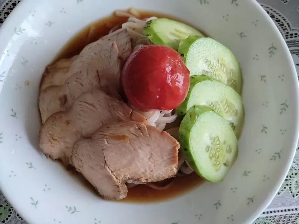 鶏チャーシューとかんたん酢漬けトマトと変わりきゅうりの冷やしうどん|秀美«シュウビ»さん