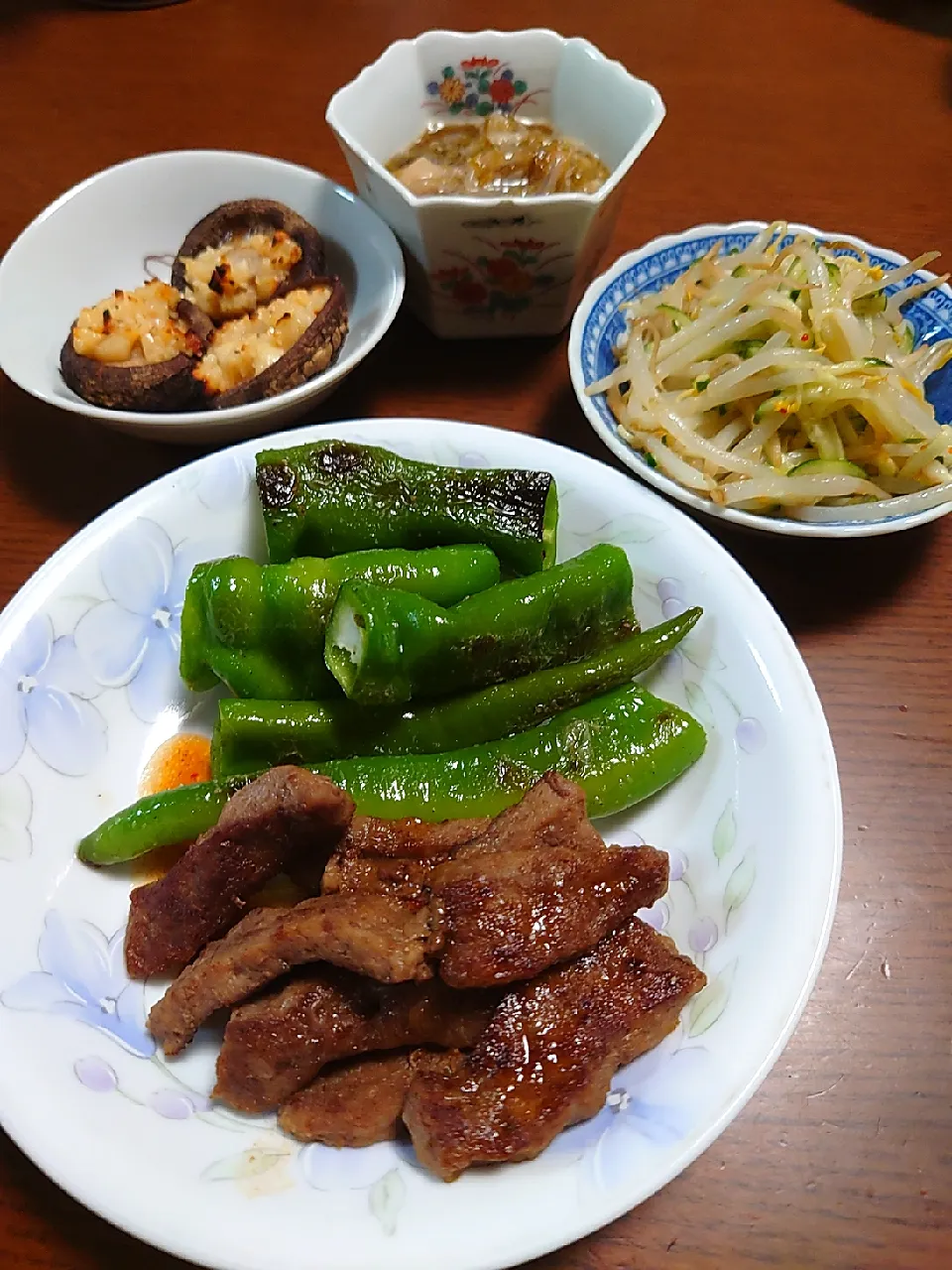 牛肉万願寺唐辛子添え
もやしサラダ
椎茸にんにく焼き
めかぶとイカ和え|ぱやさん