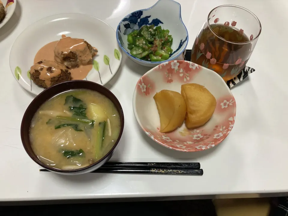 Snapdishの料理写真:作り置きと作り足して晩御飯☆ハンバーグ☆じゃが芋の煮っ転がし☆おくらのお浸し☆みそ汁（じゃが芋・玉葱・しめじ・小松菜）|Saharaさん