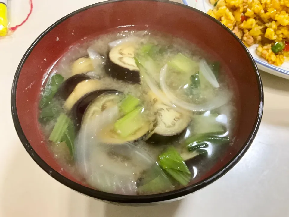 Snapdishの料理写真:茄子🍆と玉ねぎ🧅のお味噌汁🥣|Takeshi  Nagakiさん