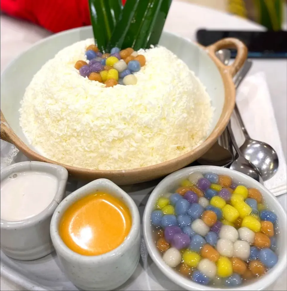 Snapdishの料理写真:Bingsu Bualoy w/ Salted Egg Sauce 🍧 (บิงซูบัวลอย+ซอสไข่เค็ม)
...
...
Mmmmm... Creamy, Sweet & Yummmm! 🤤|An'leeさん