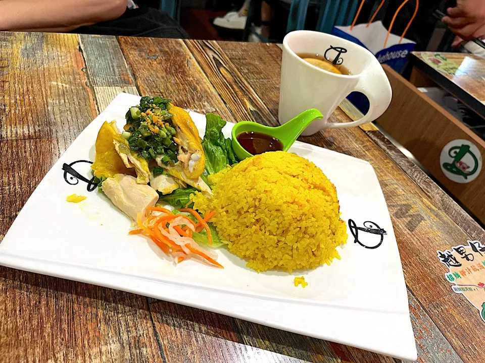 Boneless hainanese chicken with turmeric rice|skyblueさん