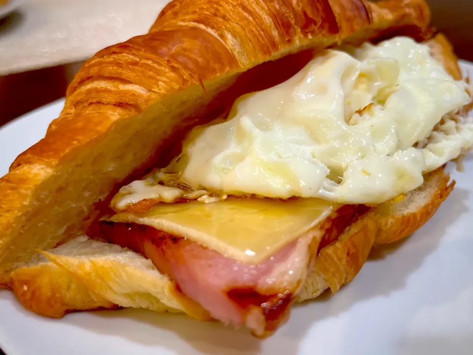 Croissant with egg, ham, cheese and Dijon mustard|Laki Maikaʻiさん