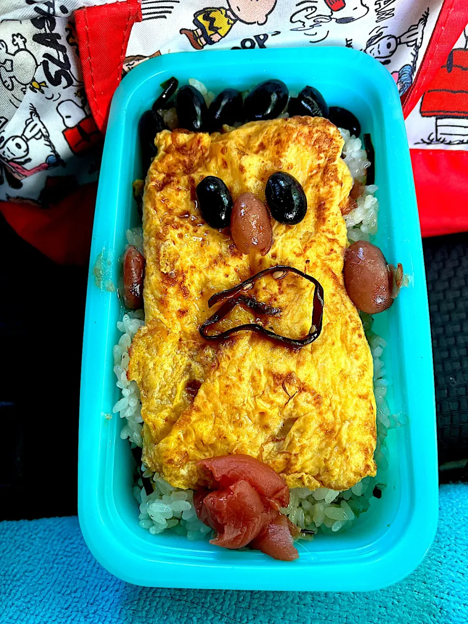 Snapdishの料理写真:#昼飯　黒豆茶豆子持ち昆布の耳あり顔チーズオムレツと梅乗せ醤油おこわ子持ち昆布海苔挟み弁当|ms903さん