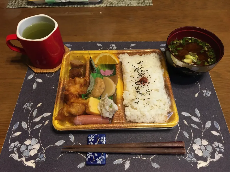 Snapdishの料理写真:から揚げ幕の内弁当(どんどん弁当、昼飯)|enarinさん