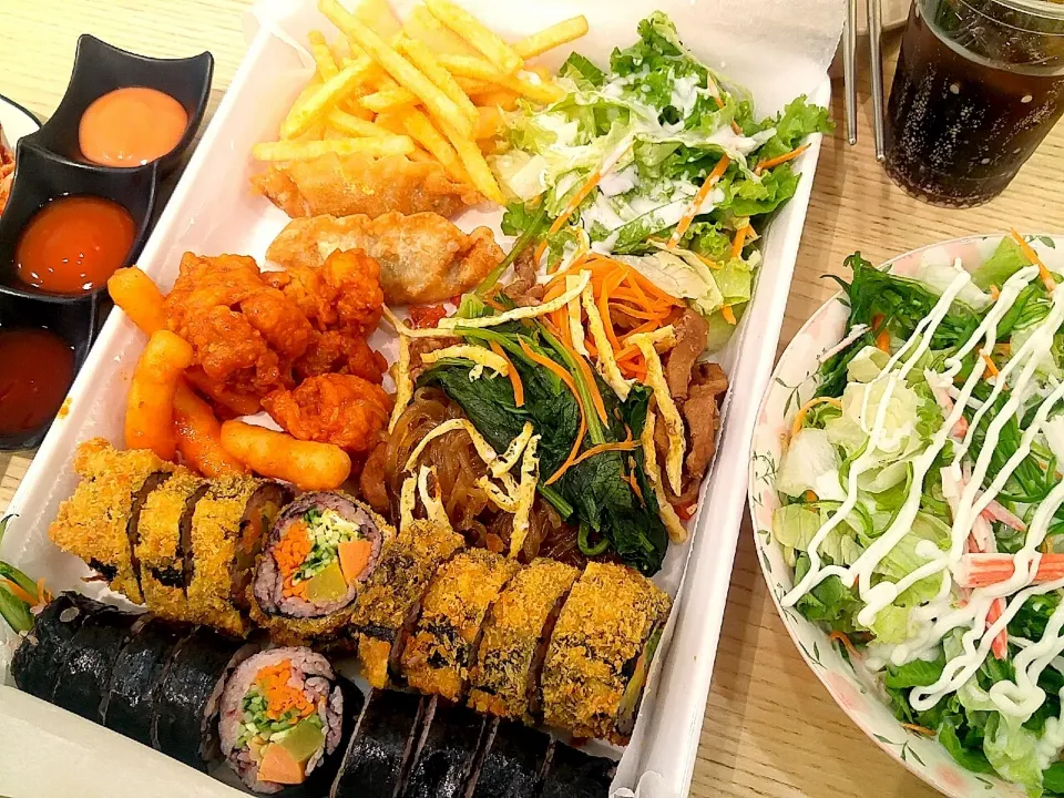 Snapdishの料理写真:Korean Food Box|Huyền Mỹさん