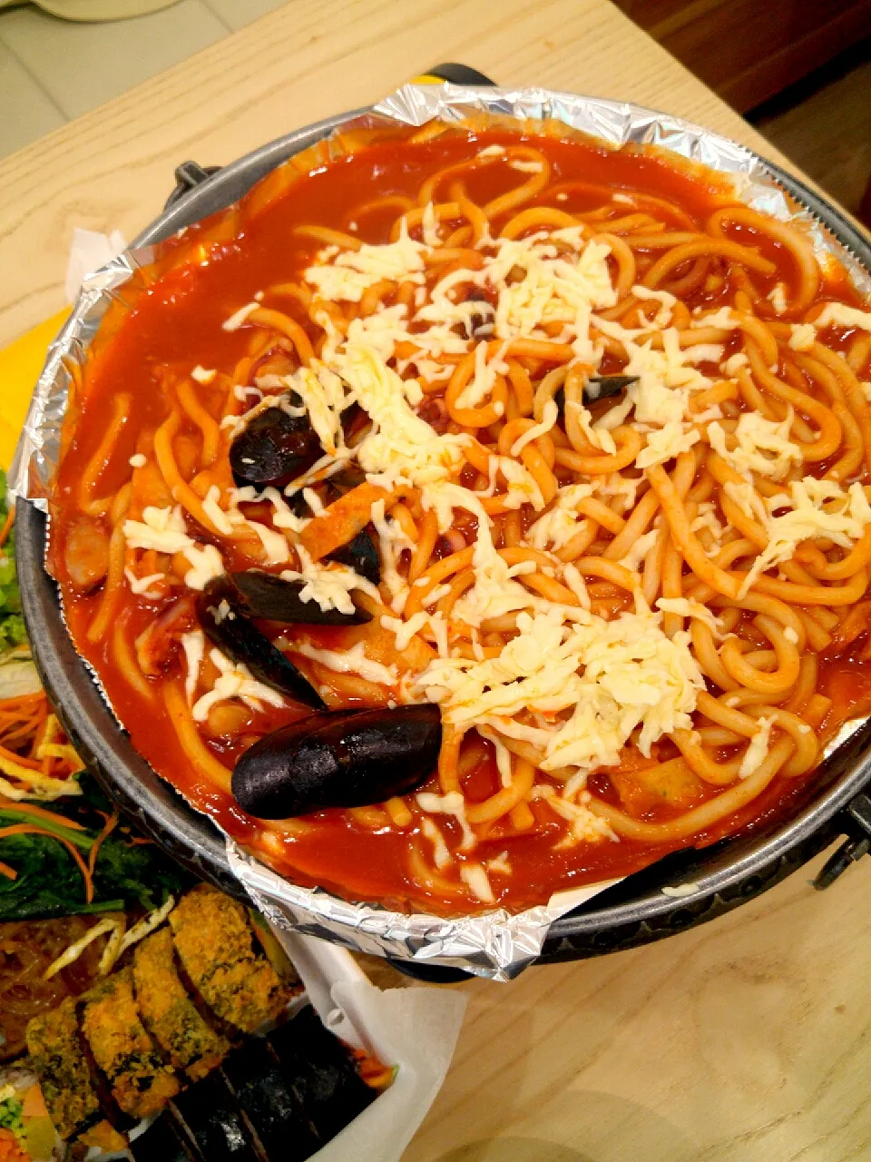 Snapdishの料理写真:Seafood Udon with cheese on hot pan|Huyền Mỹさん