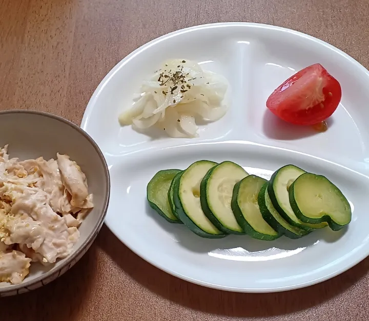 酢玉ねぎ
トマト
ズッキーニ
ササミの味噌マヨゆず和え
ご飯🍚|ナナさん