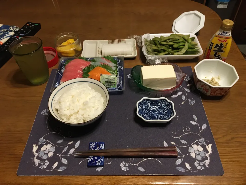 Snapdishの料理写真:中トロ入り刺身三点盛り、板わさ、冷奴、枝豆(夕飯)|enarinさん