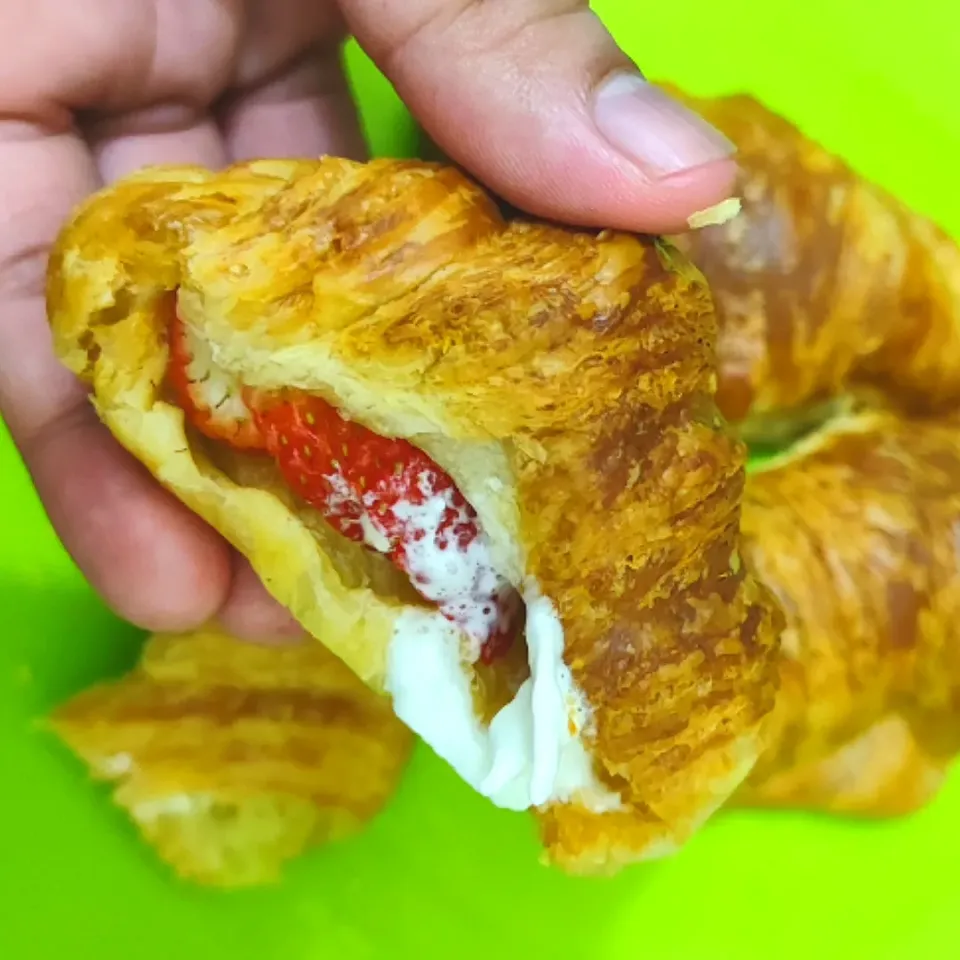 Snapdishの料理写真:Mini Croissant with Whipped cream and fruit|simatasepetさん