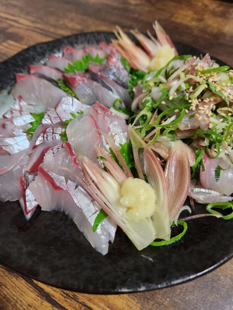 釣ったアジの造り盛り合わせ|ひろしさん