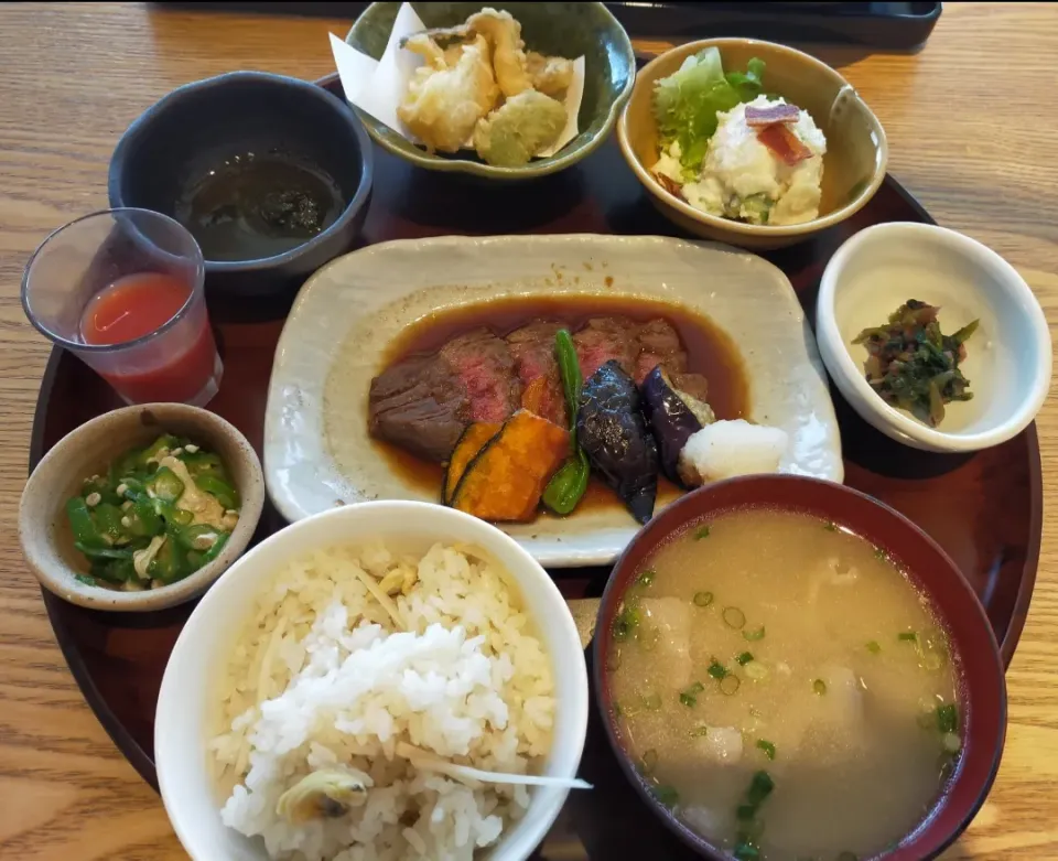 大かまど飯 寅福 イオンモール幕張新都心店で、スタミナ定食　ご飯が3種類お替りし放題|フージさん