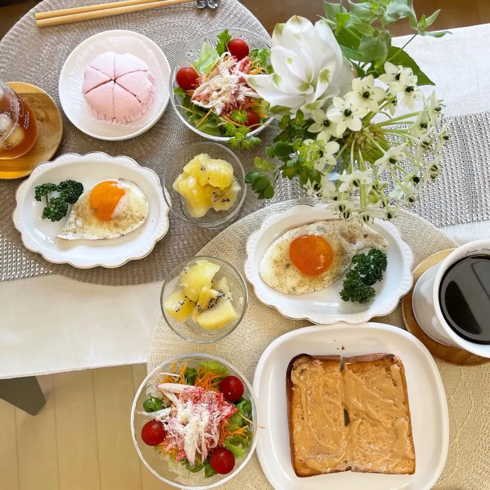 Snapdishの料理写真:7/17❤︎休日モーニング🌱✨
今日は更に猛暑日になりそうですね☀🙇‍♀️

・ピーナッツバタートースト
・ポケモンいちご蒸しパン
・目玉焼き🍳
・カニかまグリーンサラダ
・キウイ🥝|Makinsさん