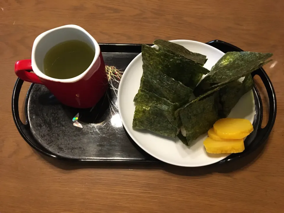 おにぎりと沢庵と熱いお茶(朝ご飯)|enarinさん