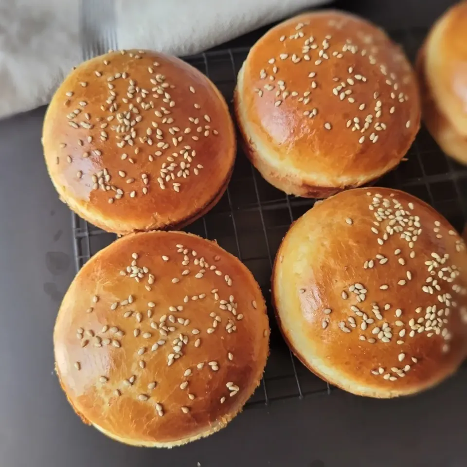 バンズが焼けたので
ハンバーグ焼いてねと言ったら【❓】とされた|ポトスさん