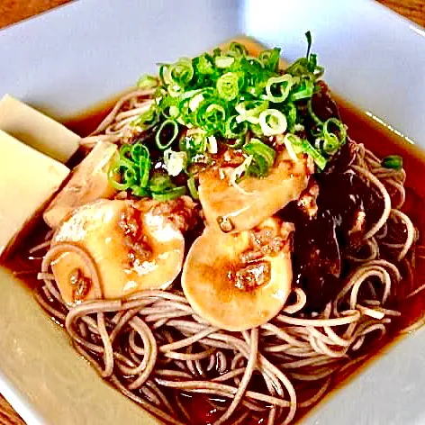 Snapdishの料理写真:アワビ茸と牛肉の蕎麦で昼ごはん|ばくあんしゃさん