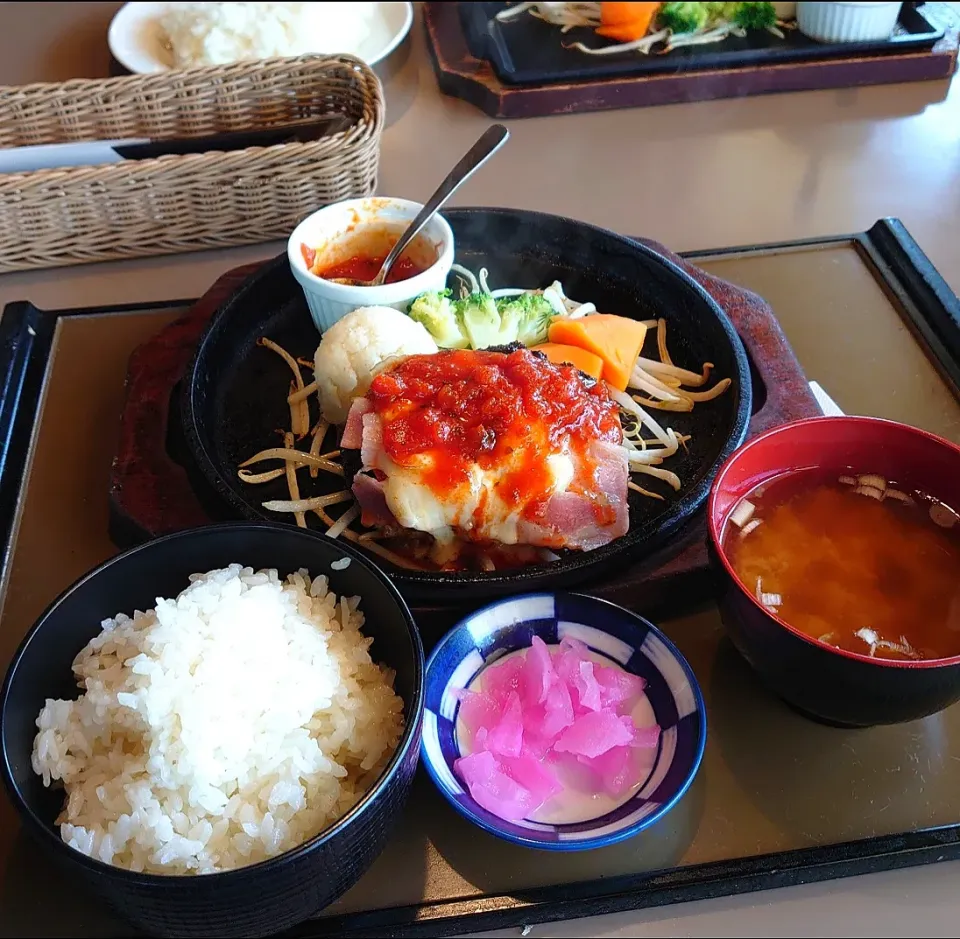 けやきのチーズ＆ベーコンハンバーグ|からあげビールさん