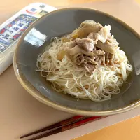 Snapdishの料理写真:豚肉とエノキの甘辛煮のせ冷やし素麺