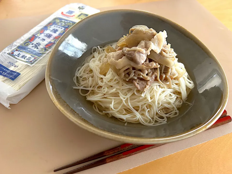 豚肉とエノキの甘辛煮のせ冷やし素麺|かなっぺさん