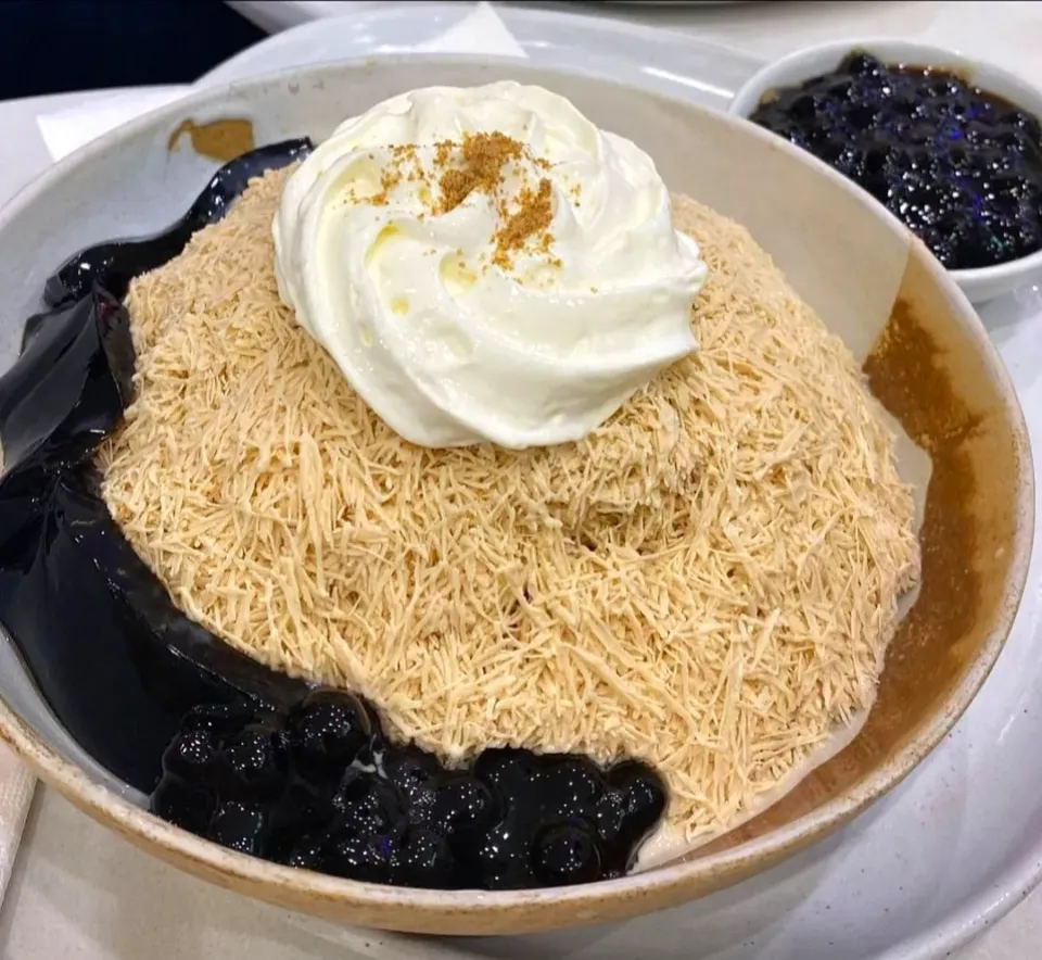 Earl Grey Bingsu w/ Tapioca Pearls & Black Jelly 🫖🧋🍧🥰
...
...
Mmmmm... Really Refreshing, Sweet & Creamy + Yummylicious! 🤎|An'leeさん