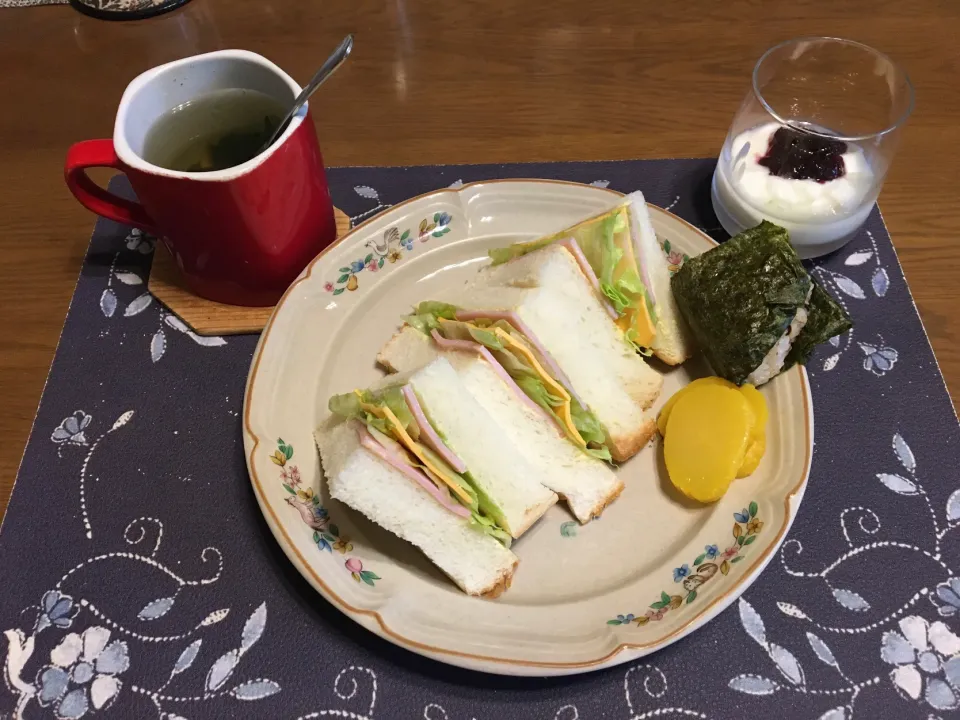 サンドイッチ、おにぎり(昼飯)|enarinさん