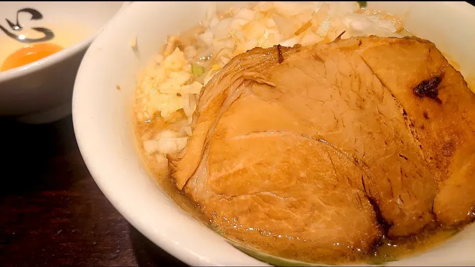 【新メニュー登場】
中華蕎麦とみ田直営
ラーメン雷 東京本丸店
ポン酢ミニ (麺茹で前150g、叉焼は
バラor腕肉から選択→腕肉、1,050円) 
＋生卵 (那須御養卵、60円)
＋ニンニク半分 (無料)
＠JR東京駅改札内
23162 (170,020)|大脇さん