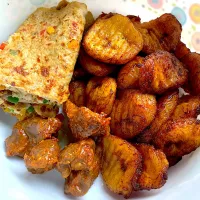 Fried ripe plantain, gizzard and egg.The egg had shredded sausages in it.|Gloria Allisonさん