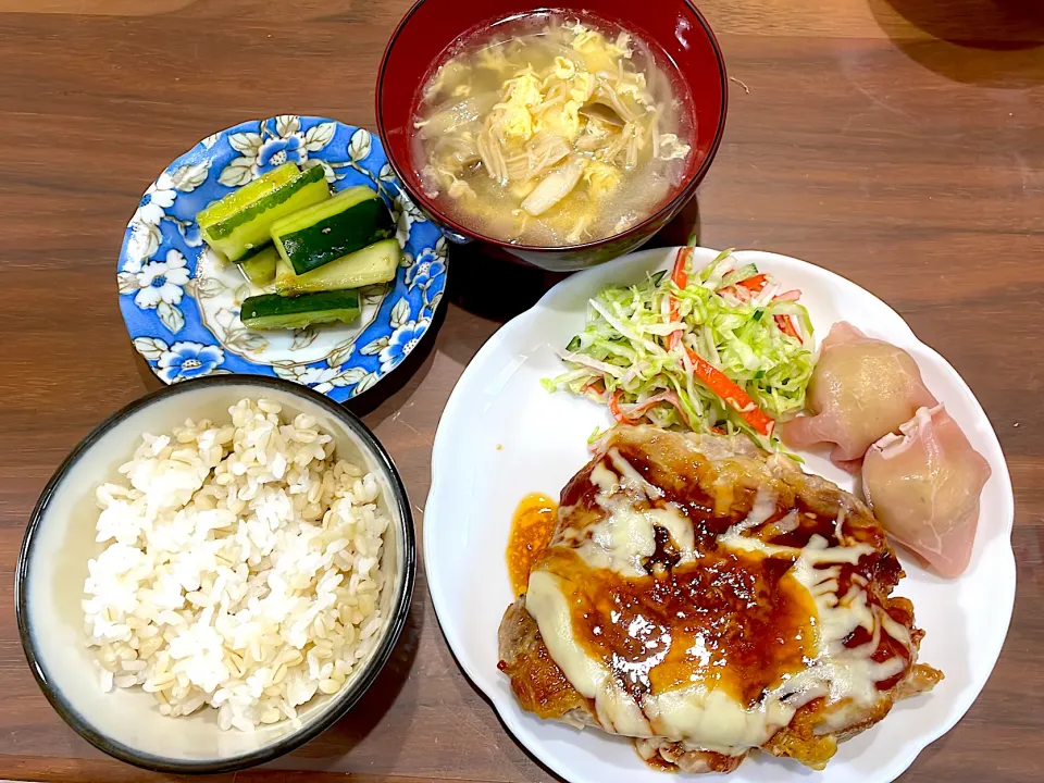 チキンチーズステーキ　玉ねぎとえのきの中華スープ　バジルマッシュポテトの生ハム巻き　コールスローサラダ　おばけきゅうりの中華風漬物|おさむん17さん