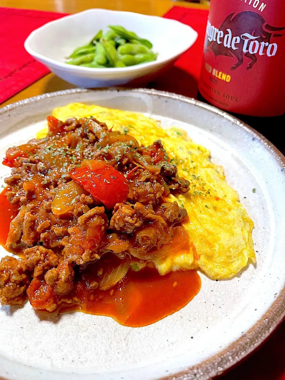 チーズオムレツにトマトミートソースがけ🍅|おかちさん