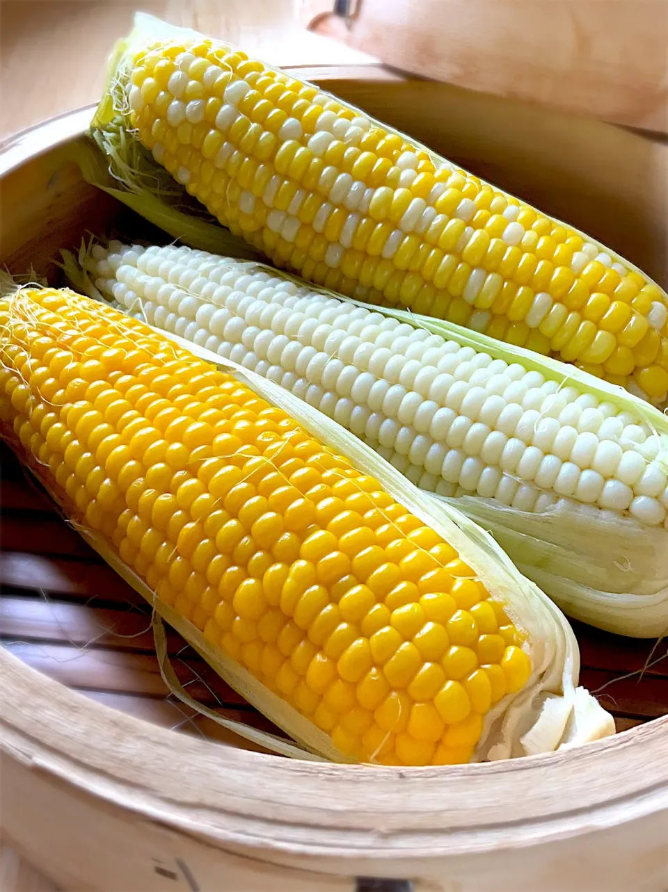 Snapdishの料理写真:とうもろこしのせいろ蒸し♨️ゴールドラッシュ🌽ドルチェドリーム🌽ホワイトショコラ|9421beruさん