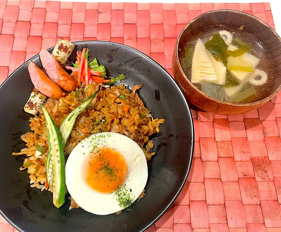 Snapdishの料理写真:中学生息子のお昼ご飯🍚 そば飯風目玉焼き乗せ🍳|Snow10さん