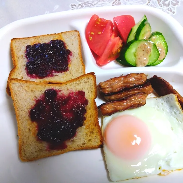 簡単な朝昼ご飯プレート(⁠ ⁠ꈍ⁠ᴗ⁠ꈍ⁠)
*パンはサンドイッチ用
全粒粉入りミニブレッド
(タカキベーカリー)
🫐ジャムは手作り頂いたのです🥰|m.rafuさん