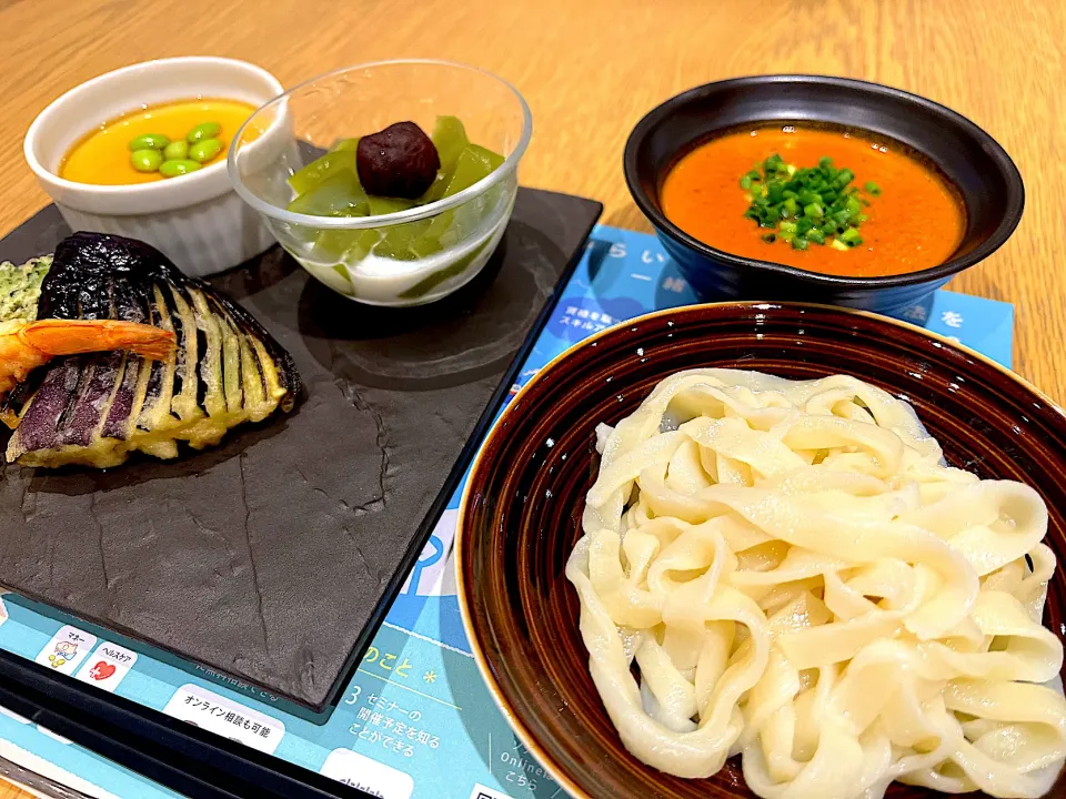 Snapdishの料理写真:手打ちカレーうどんと夏野菜の天ぷらを習ったよ|つじいみいさん