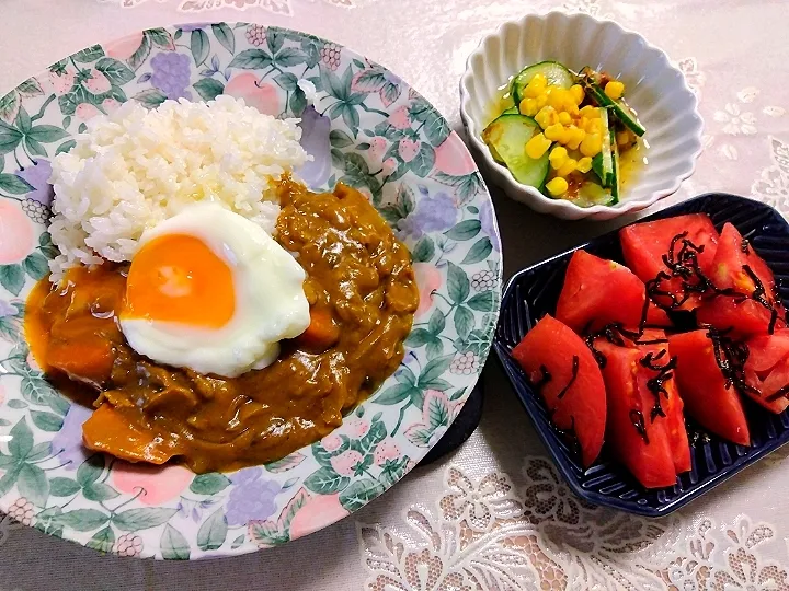 豚バラ🍆入りカレー🍛温玉乗せ
*玉葱たくさん、人参、じゃがいも、しめじ
牛乳、🧄
SBカレー粉、スパイス今日はチリペッパーも。
ルーは中辛3種。
🥒🌽酢の物はカンタン酢、めんつゆ、鰹節。
🍅塩昆布和え|m.rafuさん