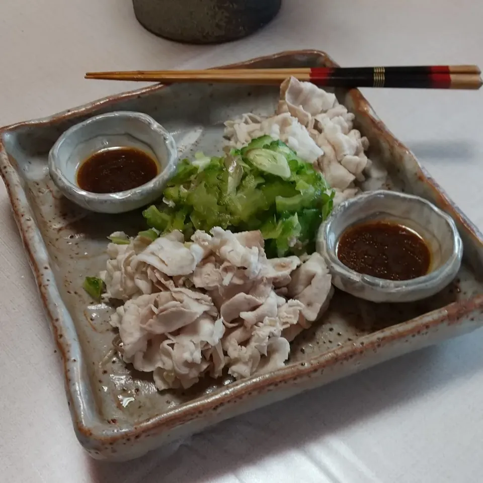 冷豚しゃぶ
ニガウリ　みようが添え
タレ
豆板醤　醤油　砂糖　ごま油
しようが　ニンニク　甜麺醤
酒　水　各大さじ1|みやちゃんさん