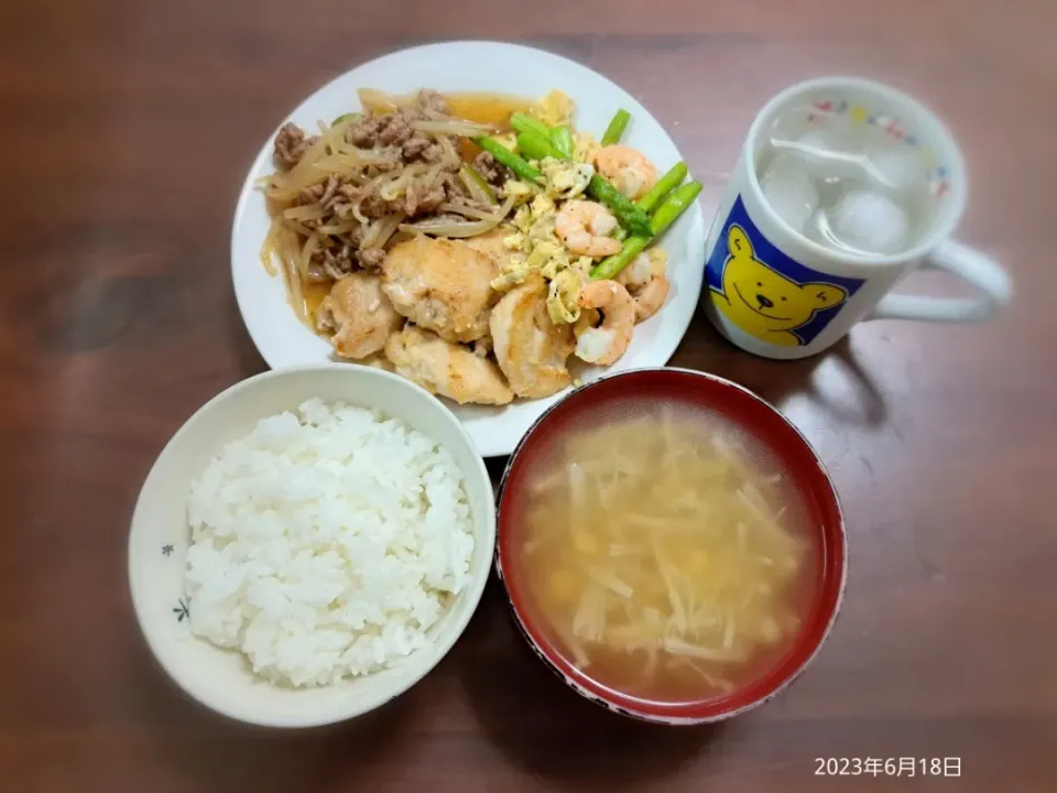 Snapdishの料理写真:2023年6月18日の晩ご飯
鶏むね肉の揚げ焼き
豚挽肉ともやしのとろみ餡かけ
海老とアスパラの塩炒め
えのきとコーンのスープ
焼酎水割り|ソラ♂のご飯さん