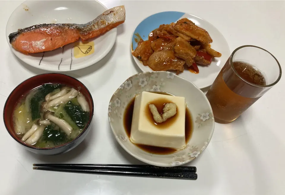 Snapdishの料理写真:晩御飯☆鮭☆冷奴☆ヤンニョム豚肉☆みそ汁（白菜・しめじ・小松菜）。連休2日目に行ったコストコ品で、冷凍庫が潤ってます❤︎|Saharaさん