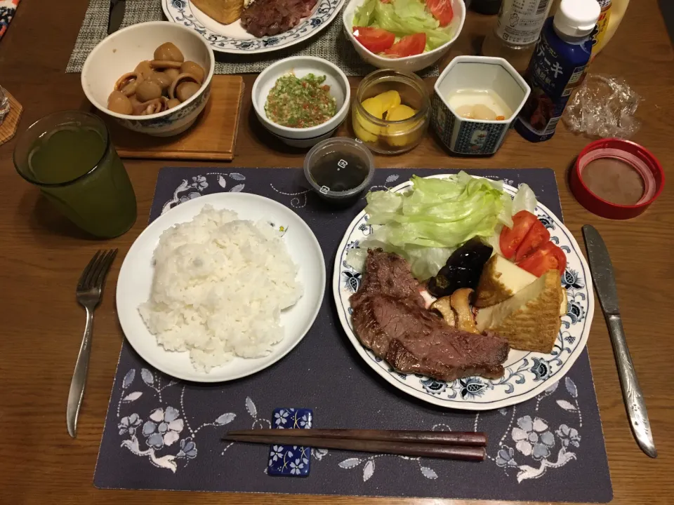 ビーフステーキ、野菜ソテー、豆腐ステーキ、煮物、もずく酢、サラダ(夕飯)|enarinさん